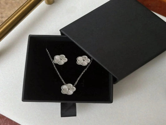 SET DE ACCESORIOS DE TRÉBOL