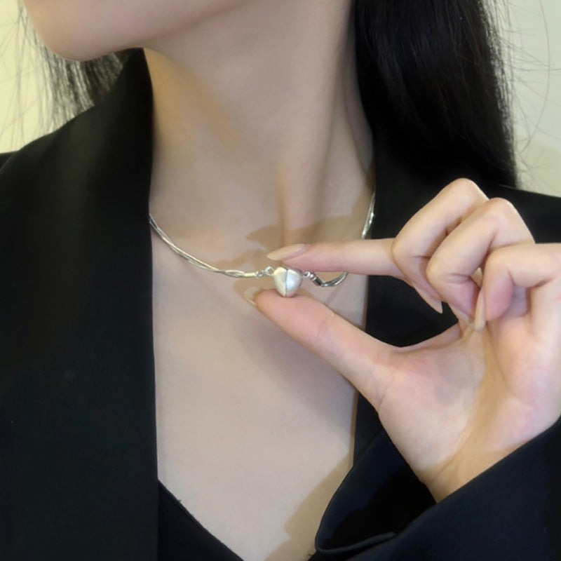 COLLAR DE CORAZÓN MAGNÉTICO