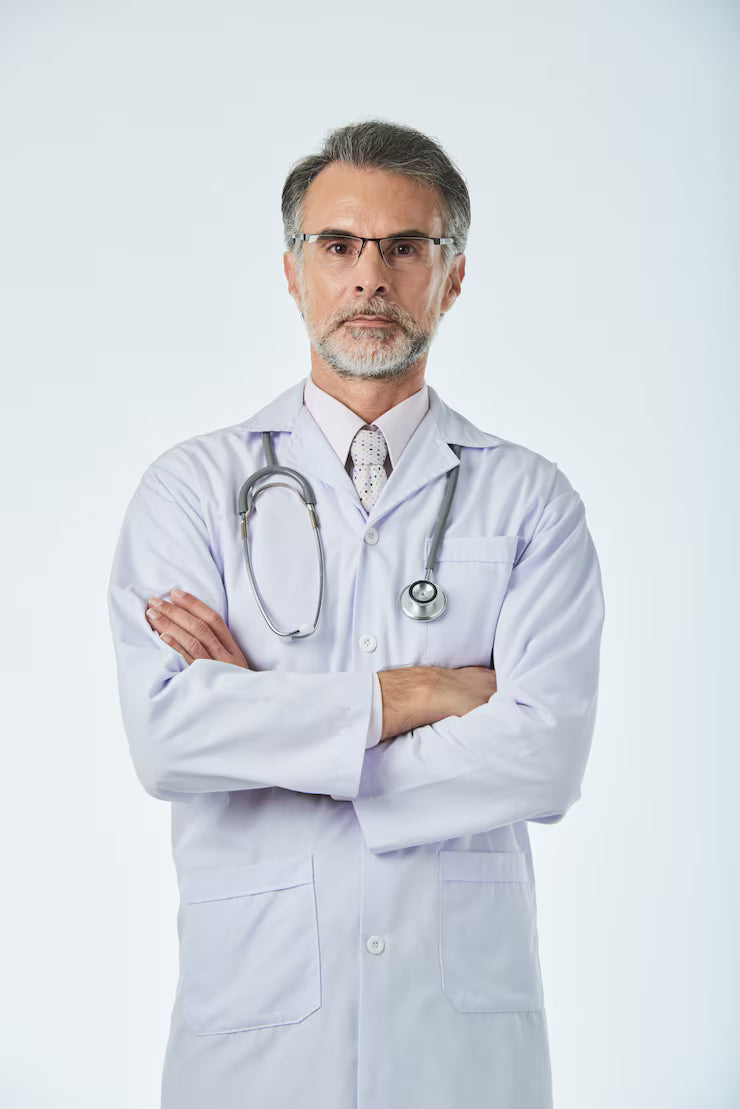 files/retrato-trabajador-medico-profesional-posando-foto-brazos-cruzados_1098-19293.avif